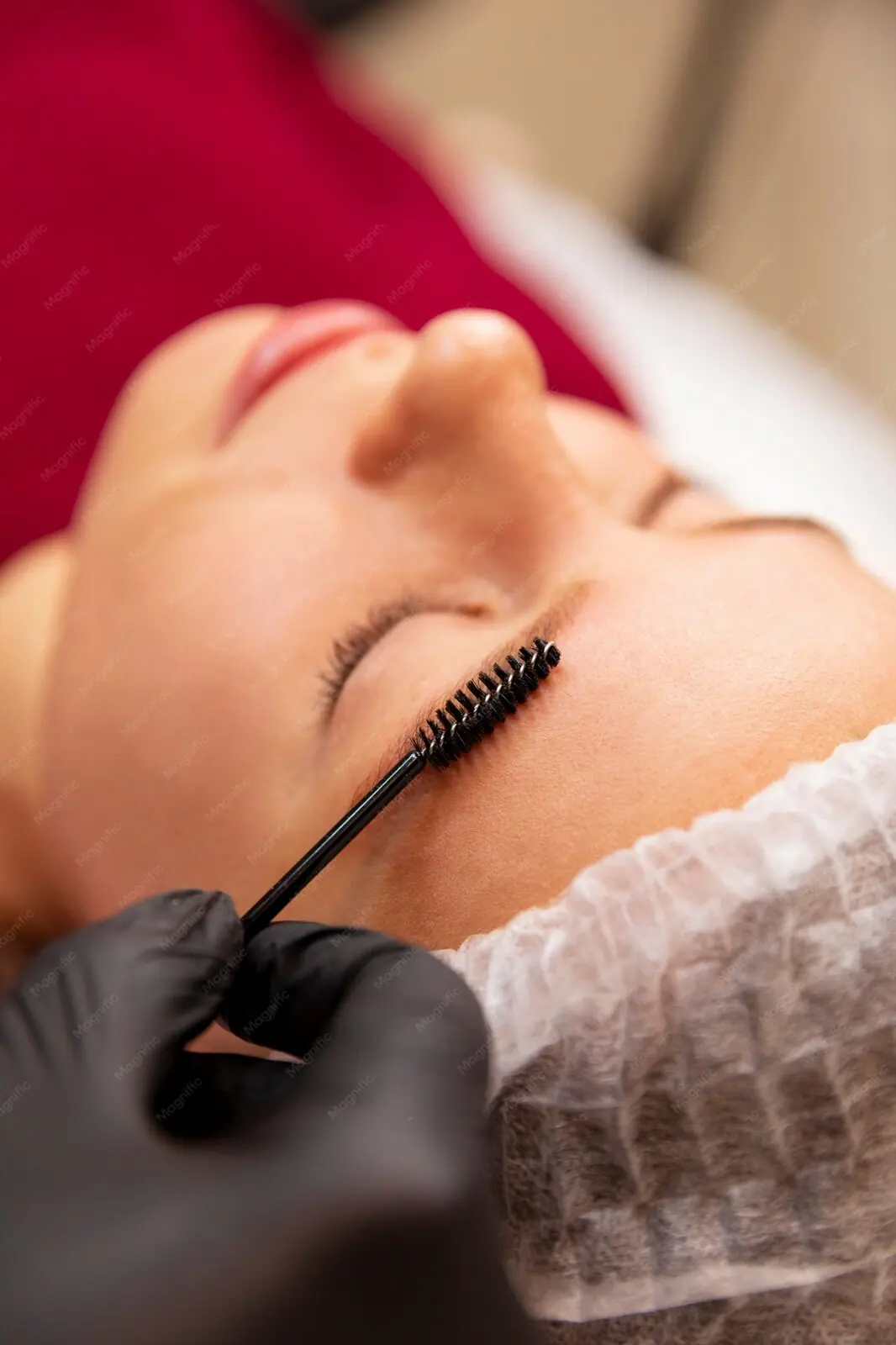 Tratamiento de cejas en un spa