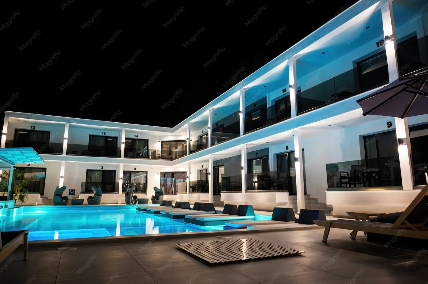 Hotel con piscina de noche