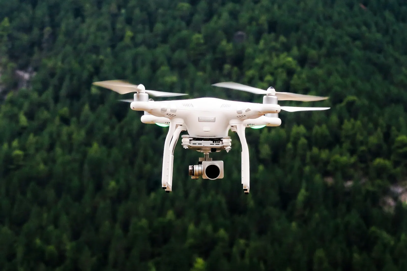 Drone volando sobre un bosque