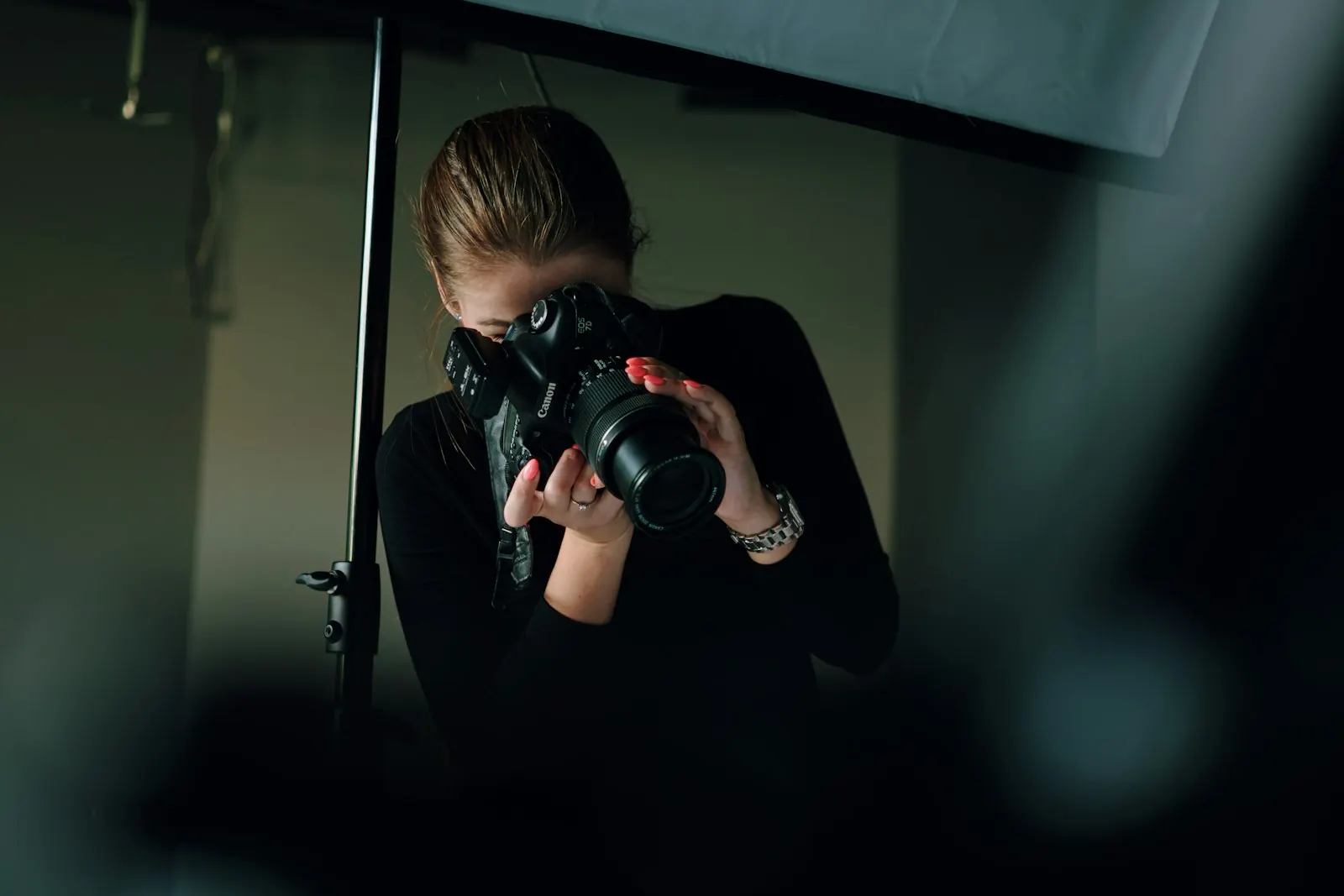 Fotógrafa con cámara profesional