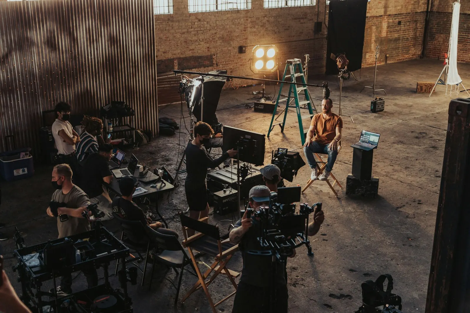 Equipo de producción en un set de grabación