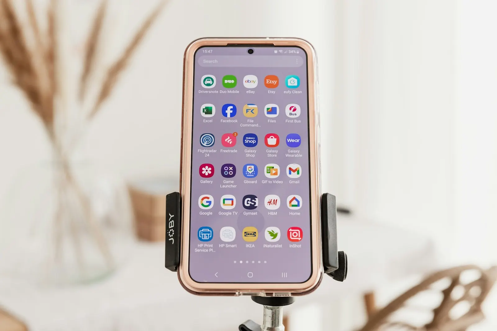 Celular en soporte mostrando apps