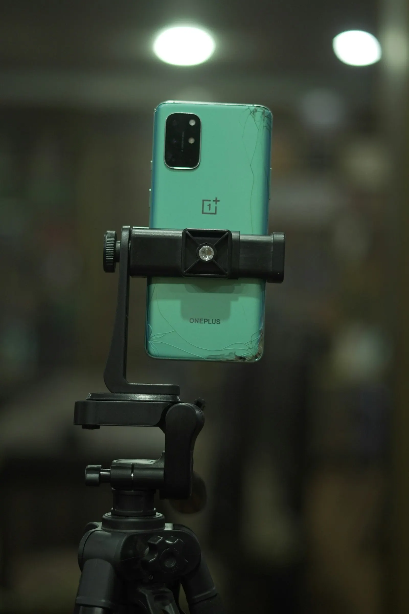 Celular en un trípode grabando