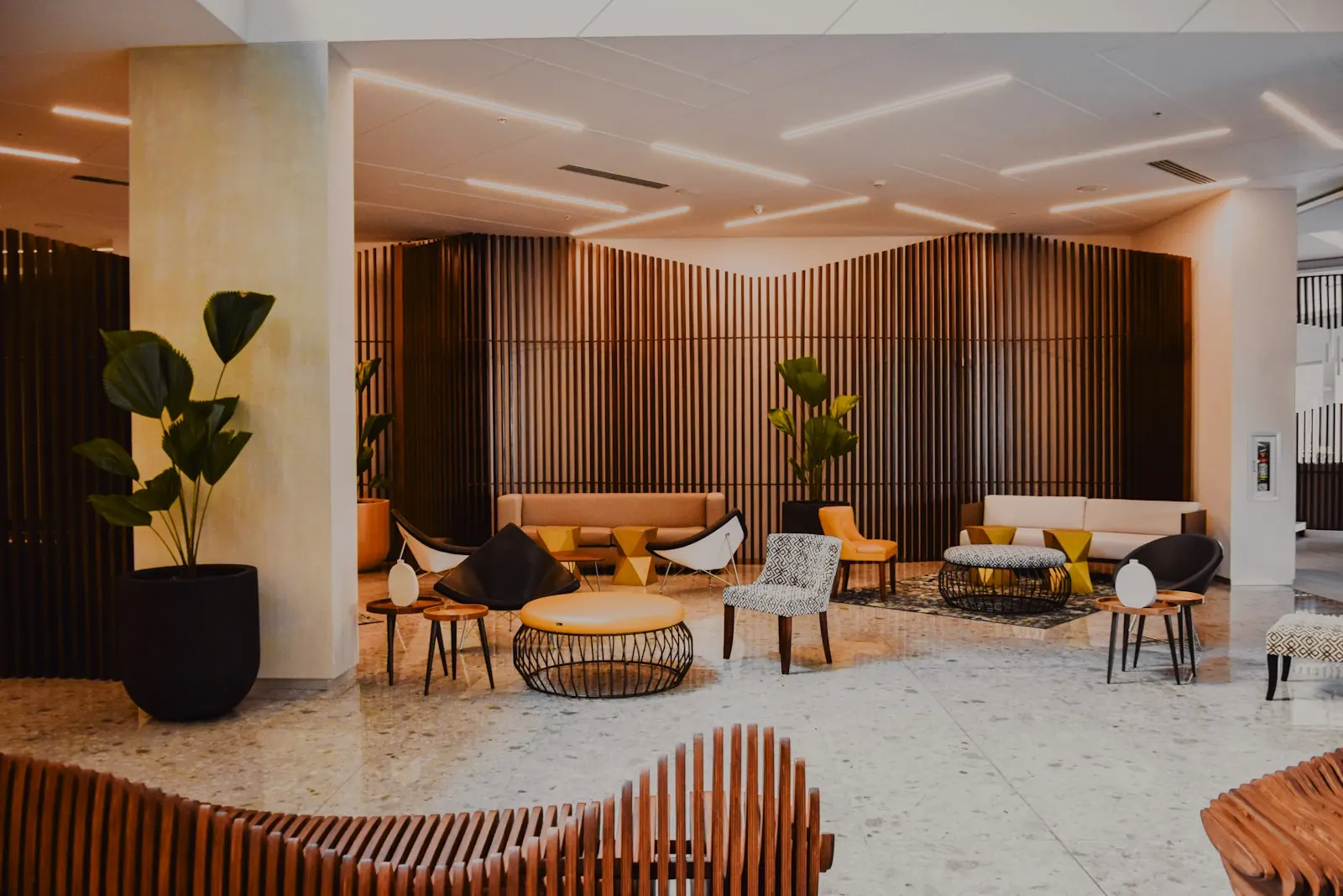 Lobby de hotel con muebles de diseño