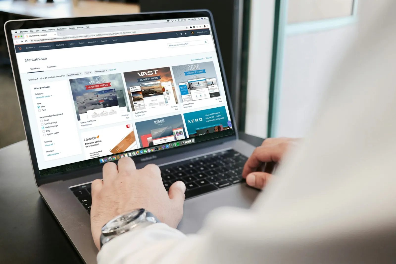 Persona revisando un sitio web en un portátil