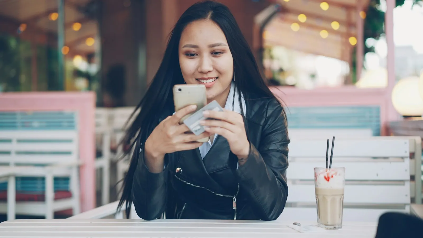 Mujer usando su celular en un café